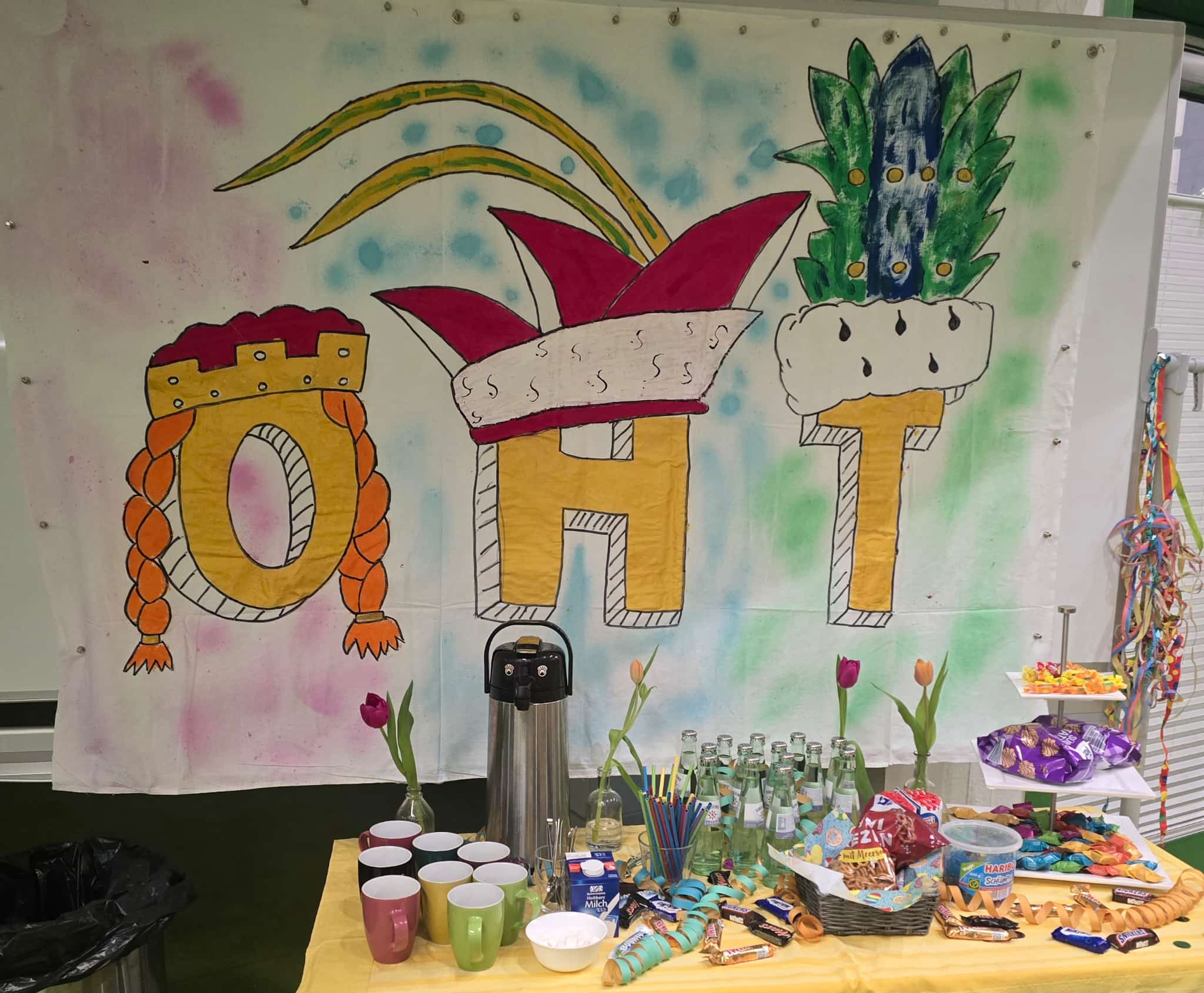 Weiberfastnacht in der Nikolaus-Schule – Dreigestirn Alaaf!